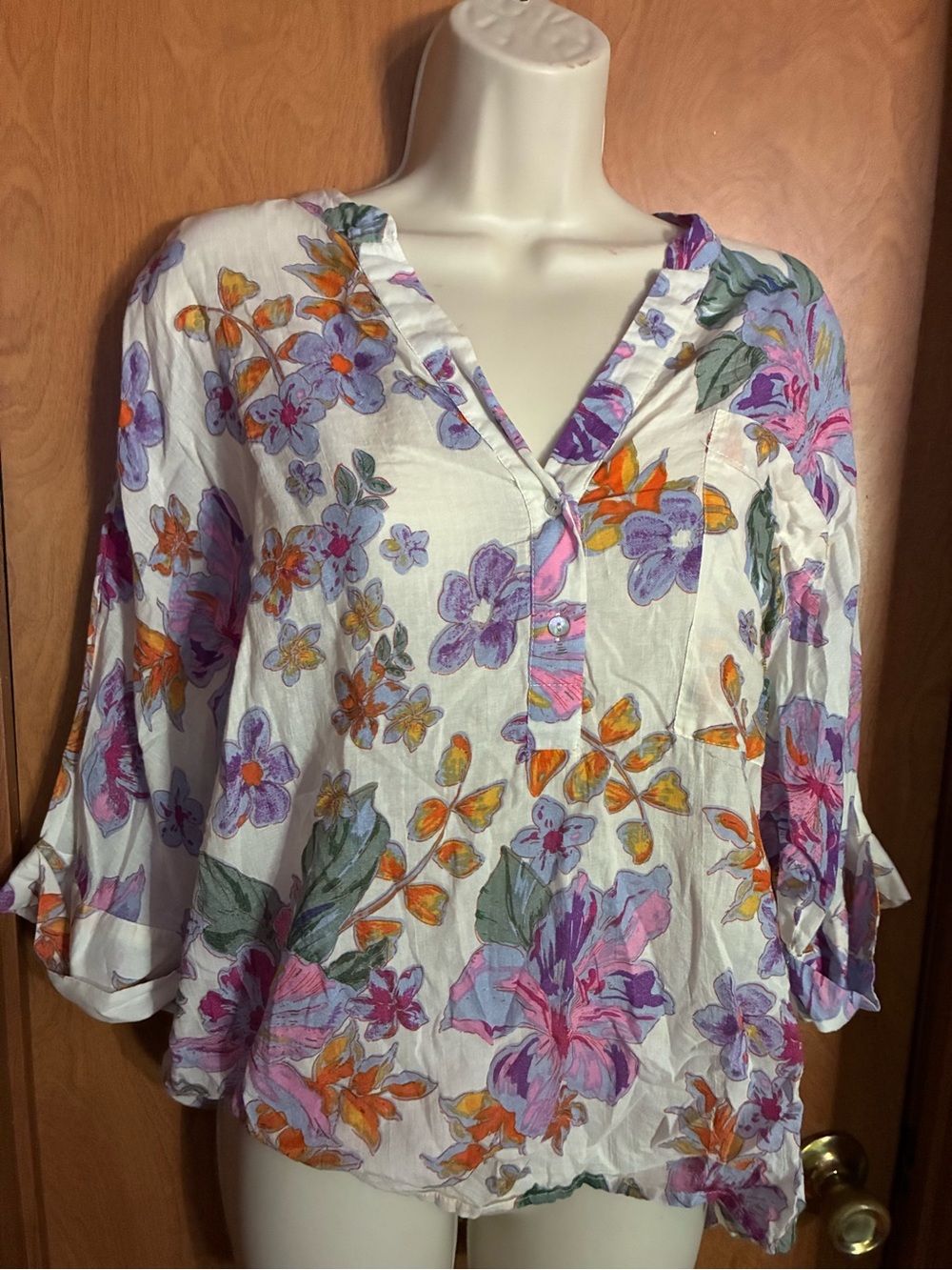 Women’s White Floral V-Neck Button Front Blouse - Picture 1 of 6